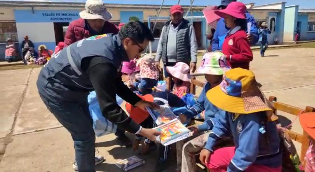 Defensoría del Pueblo en conmemoración del día del niño participó en un agasajo a niñas y niños en la unidad educativa Vituncani del municipio de Desaguadero.