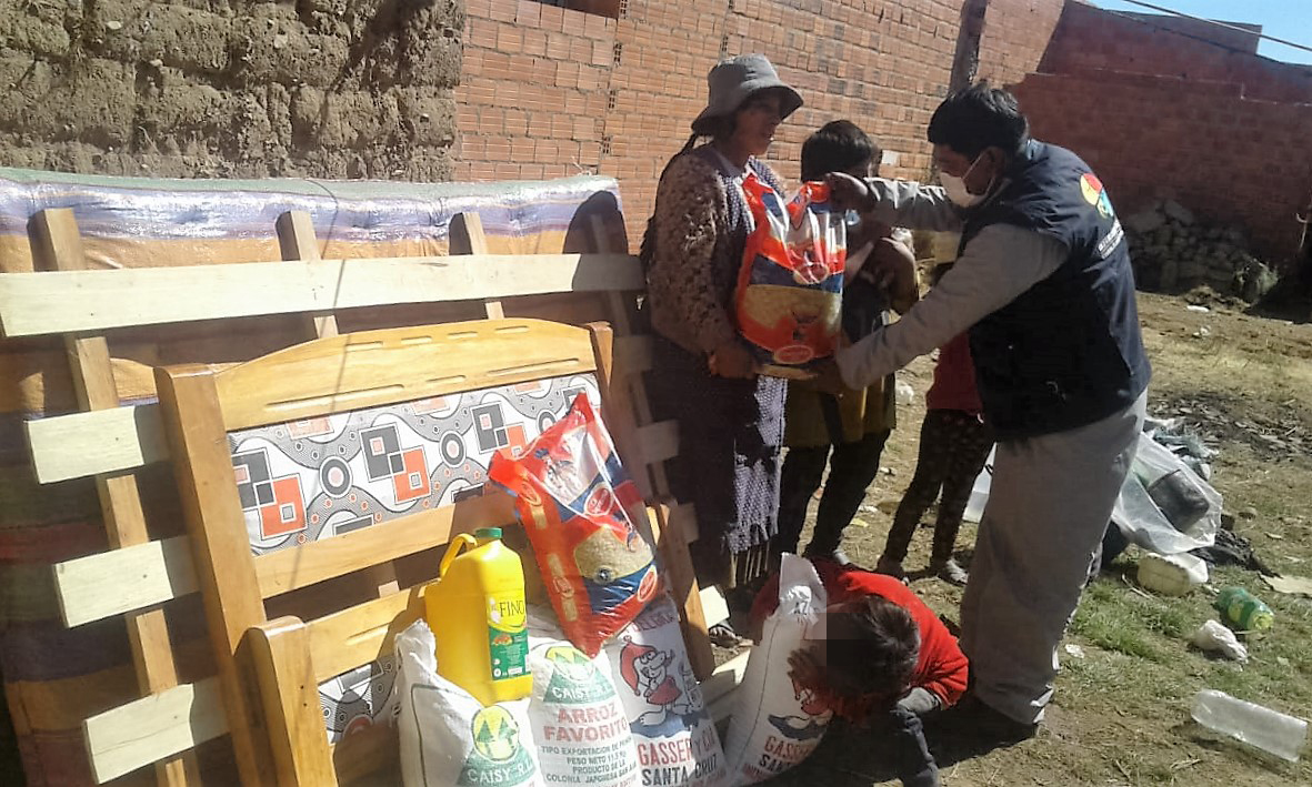 DEFENSORÍA DEL PUEBLO ENTREGA VÍVERES A FAMILIAS EN EXTREMA POBREZA DE LA CIUDAD DE EL ALTO