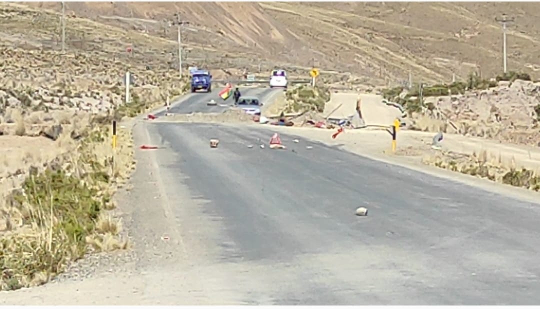 EN ORURO DEFENSORÍA DEL PUEBLO MEDIA CONFICTO Y LOGRA SUSPENSION DEL BLOQUEO EN CAÑADÓN ANTEQUERA BAJO COMPROMISO DE ENCAMINAR SUS DEMANDAS