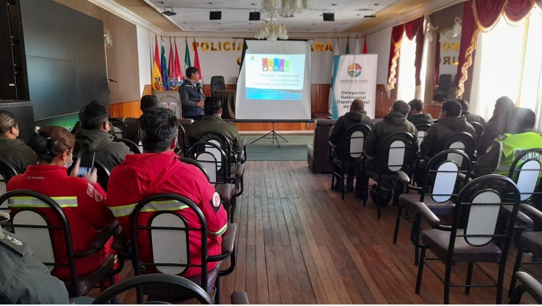 EN ORURO, DEFENSORÍA DEL PUEBLO CAPACITA A EFECTIVOS DE LA POLICÍA SOBRE DERECHOS HUMANOS DE LAS PERSONAS CON DISCAPACIDAD