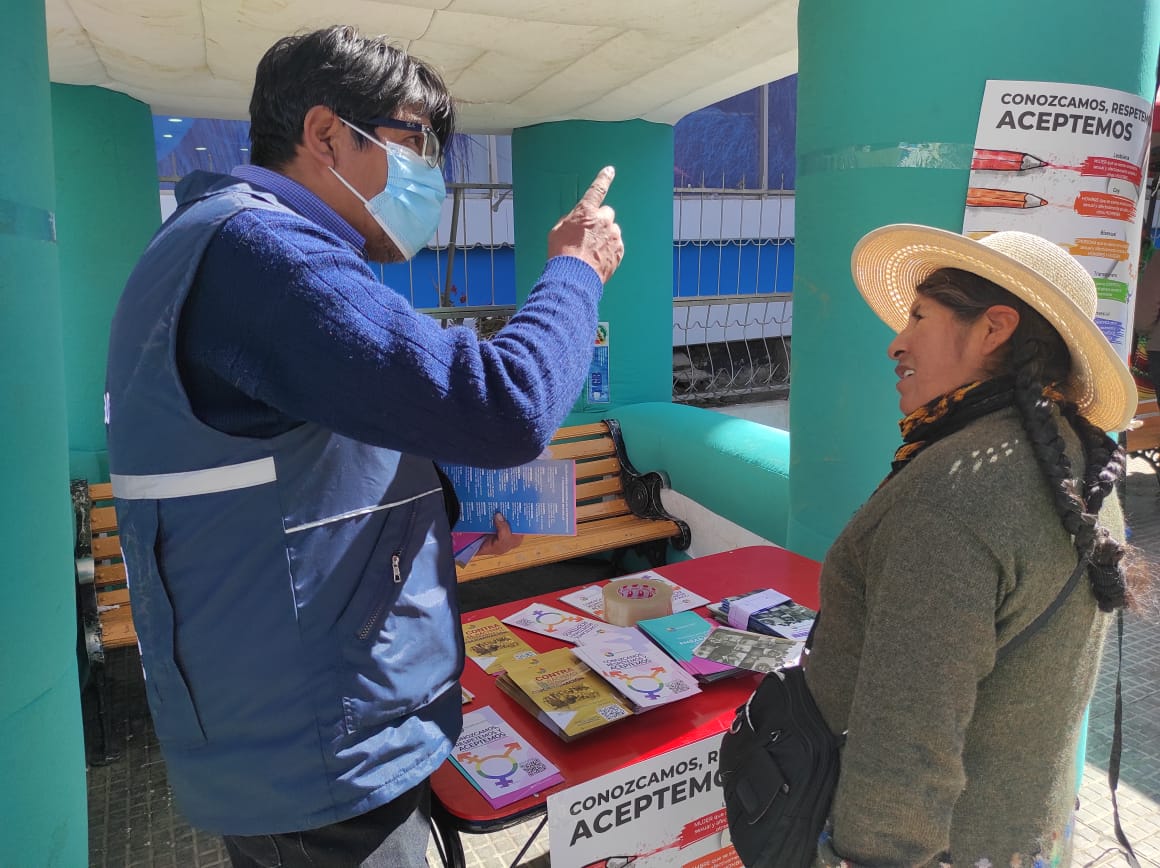 LA DEFENSORÍA DEL PUEBLO EN ORURO Y LA ASOCIACIÓN EQUIDAD SENSIBILIZAN A LA CIUDADANÍA SOBRE LOS DERECHOS A LA DIVERSIDAD SEXUAL