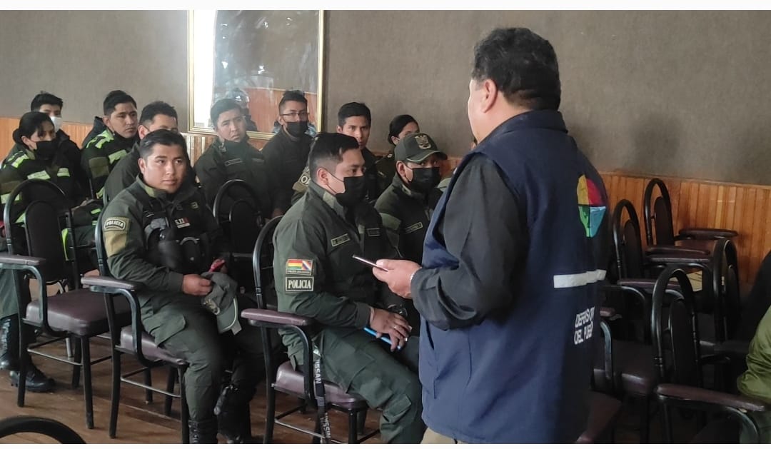 DEFENSORÍA DEL PUEBLO EN ORURO CAPACITA A EFECTIVOS DEL COMANDO DEPARTAMENTAL DE POLICÍA SOBRE DERECHOS HUMANOS