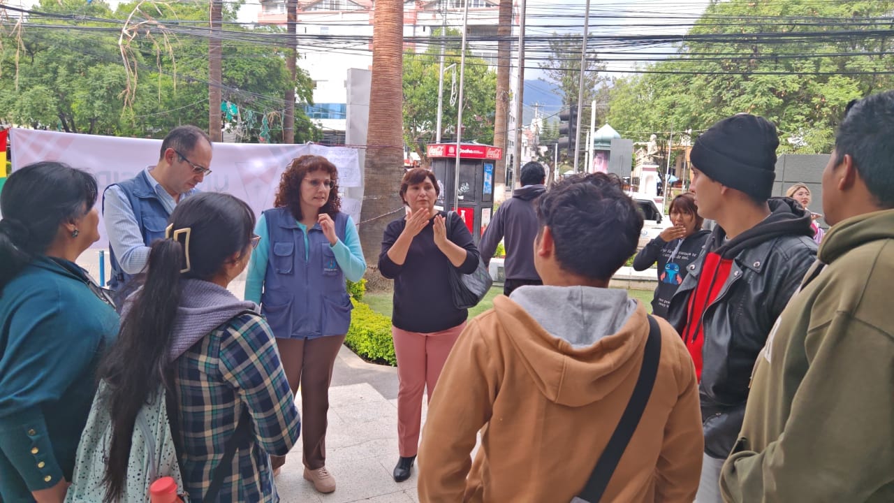 DEFENSORÍA DEL PUEBLO EXHORTA A LA UMSS A GARANTIZAR INTÉRPRETES PARA ESTUDIANTES SORDOS EN LOS CURSOS DE VERANO