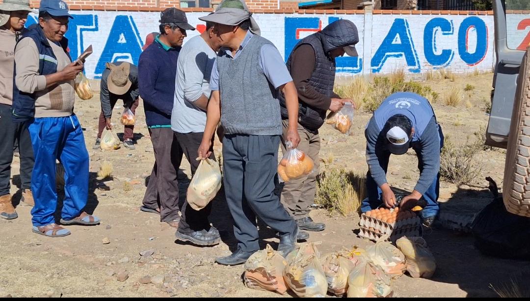 DEFENSOR DEL PUEBLO ENTREGA AYUDA HUMANITARIA Y VERIFICA SITUACIÓN DE TRANSPORTISTAS VARADOS POR BLOQUEOS EN LA CARRETERA ORURO-PANDURO