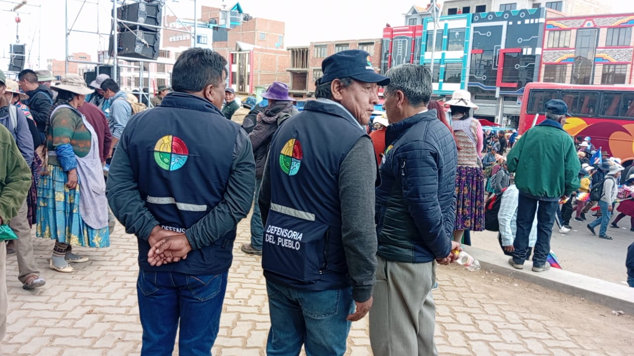 Defensoría del Pueblo realiza seguimiento a la marcha de Oruro a La Paz velando por respeto a los derechos humanos