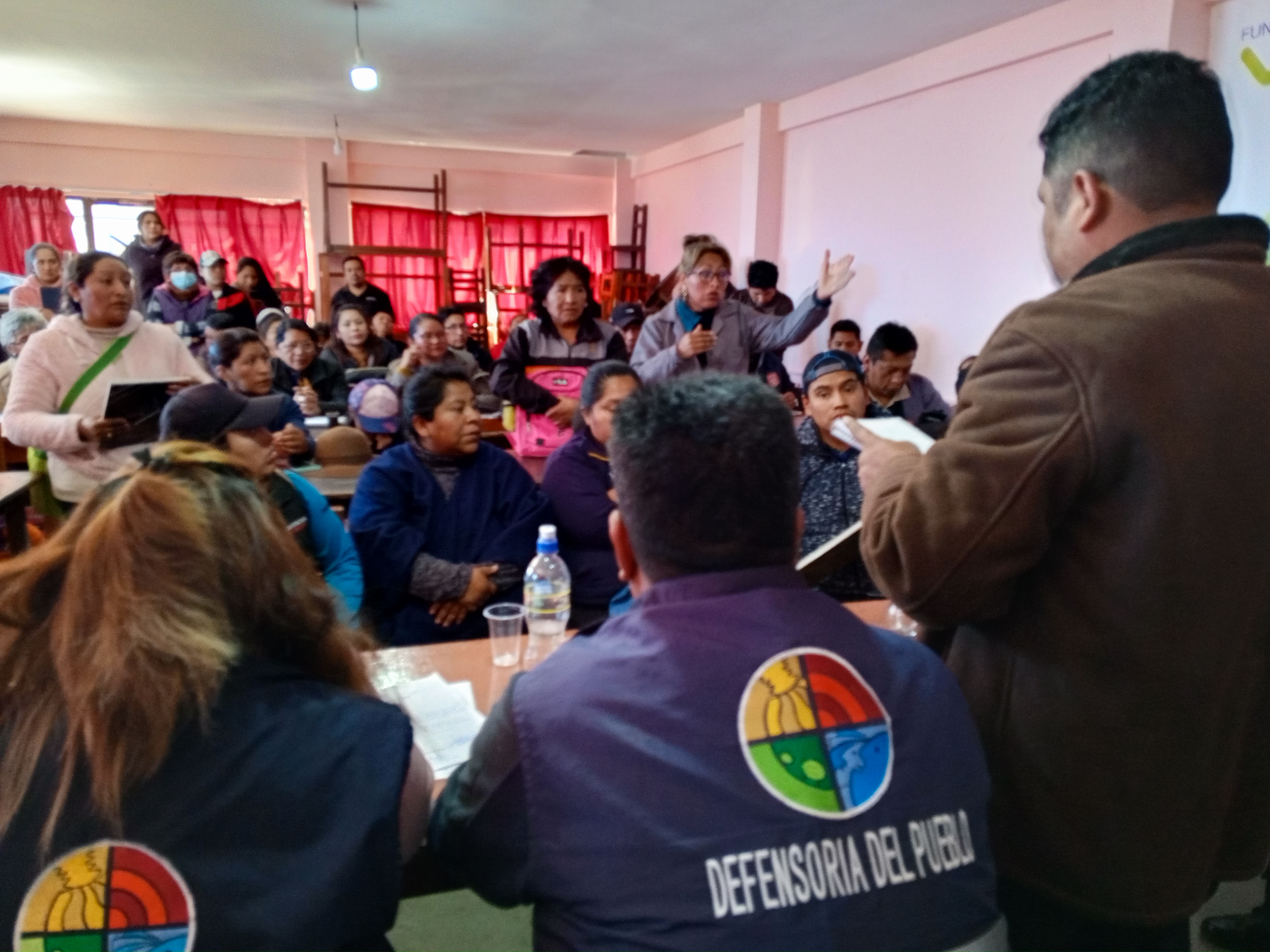 DEFENSORÍA DEL PUEBLO INTERVIENE CONFLICTO ENTRE PADRES DE FAMILIA POR PRESUNTOS COBROS IRREGULARES EN LA U.E. “TEJADA TRIANGULAR”