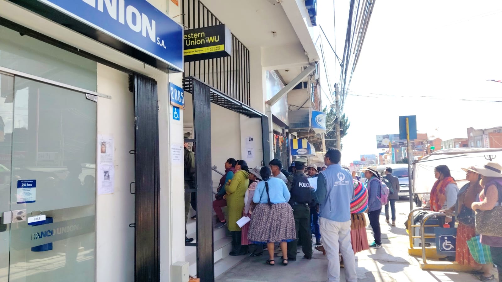 Defensoría del Pueblo verifica cumplimiento del canje de billetes de la Serie B en entidades financieras