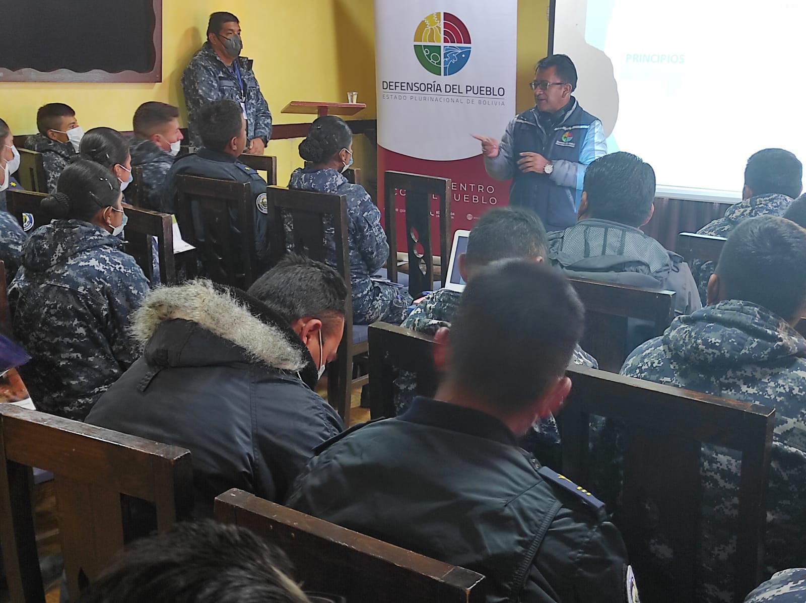 DEFENSORÍA DEL PUEBLO EN ORURO CAPACITA A EFECTIVOS DE LA ESCUELA MILITAR DE MÚSICA DE LA FUERZA AÉREA BOLIVIANA SOBRE DERECHOS HUMANOS