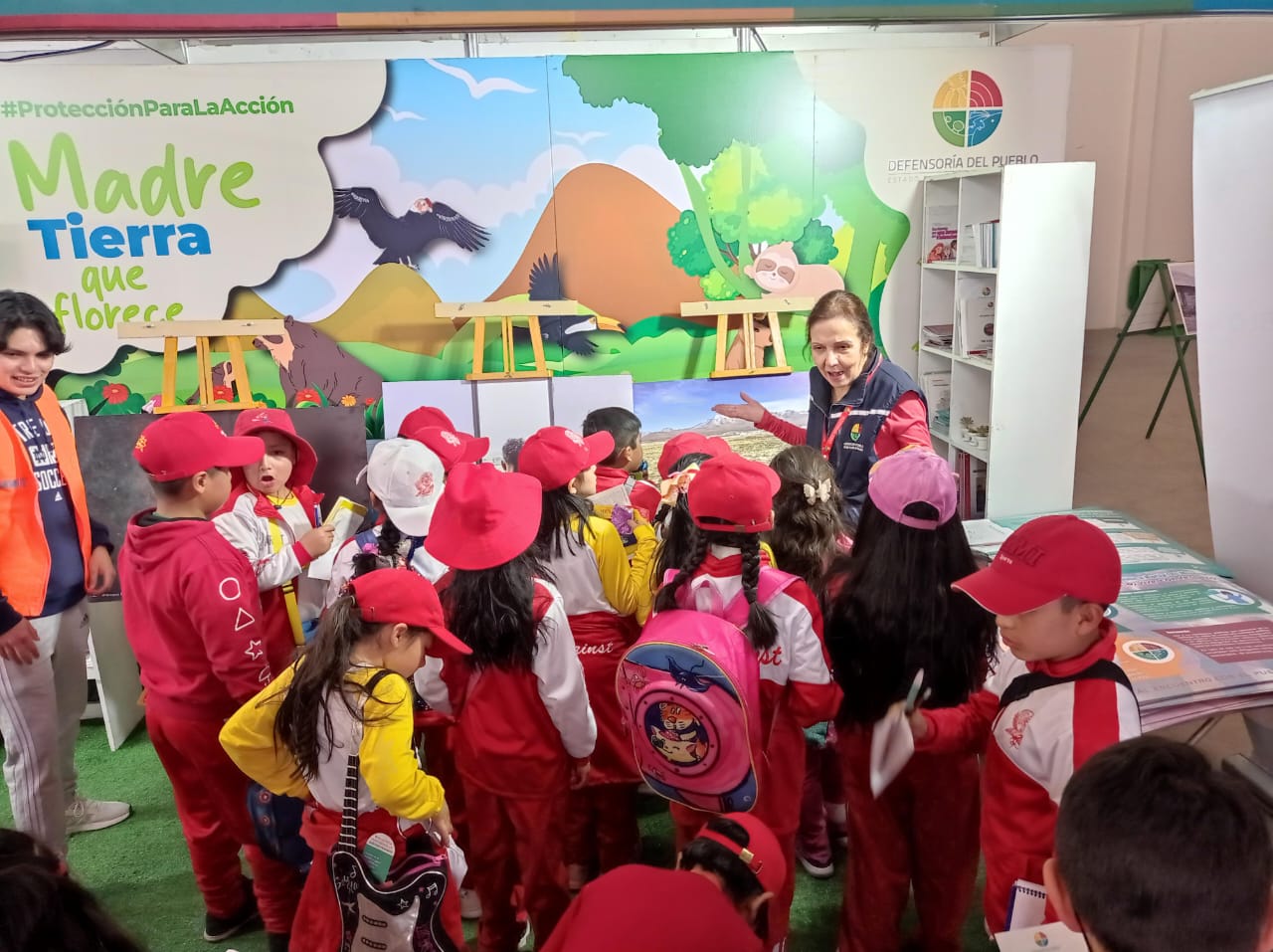 Familias y estudiantes visitan el stand de la Defensoría del Pueblo en la Feria del Libro