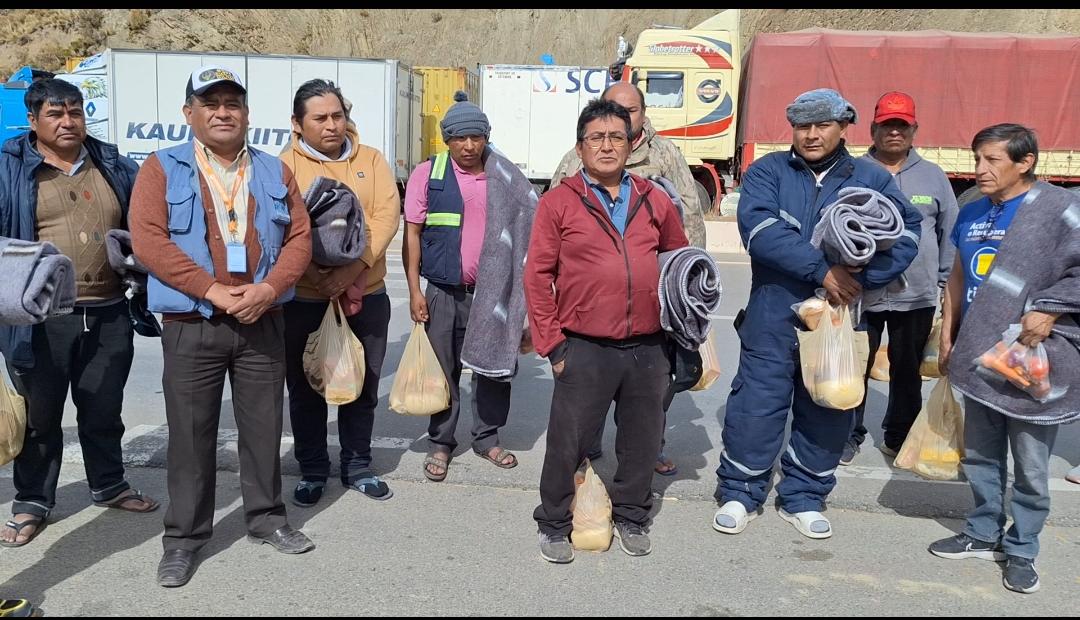 DEFENSORÍA DEL PUEBLO ENTREGA AYUDA HUMANITARIA Y VERIFICA SITUACIÓN DE TRANSPORTISTAS VARADOS EN LA RUTA ORURO–COCHABAMBA