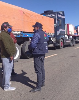 La Defensoría del Pueblo realiza seguimiento a la situación de los transportistas varados en los puntos de bloqueo de la carretera Desaguadero – Guaqui