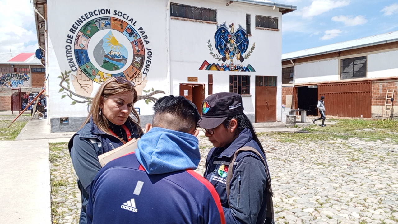 ACCIÓN DEFENSORIAL LOGRA COMPROMISO DEL DIRECTOR DE QALAUMA PARA QUE INICIE PROCESO CONTRA EFECTIVO POLICIAL DENUNCIADO POR TORTURA