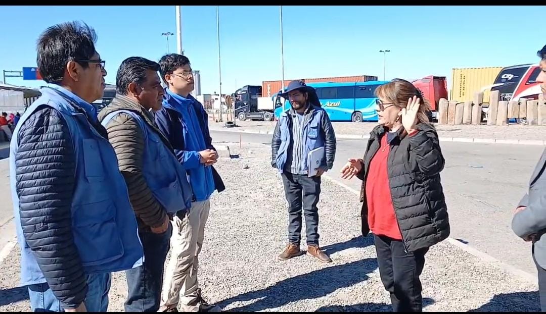 DEFENSORÍA DEL PUEBLO VERIFICA SITUACIÓN EN EL PASO FRONTERIZO PISIGA–COLCHANE ANTE RESTRICCIONES HORARIAS QUE AFECTAN AL TRANSPORTE INTERNACIONAL