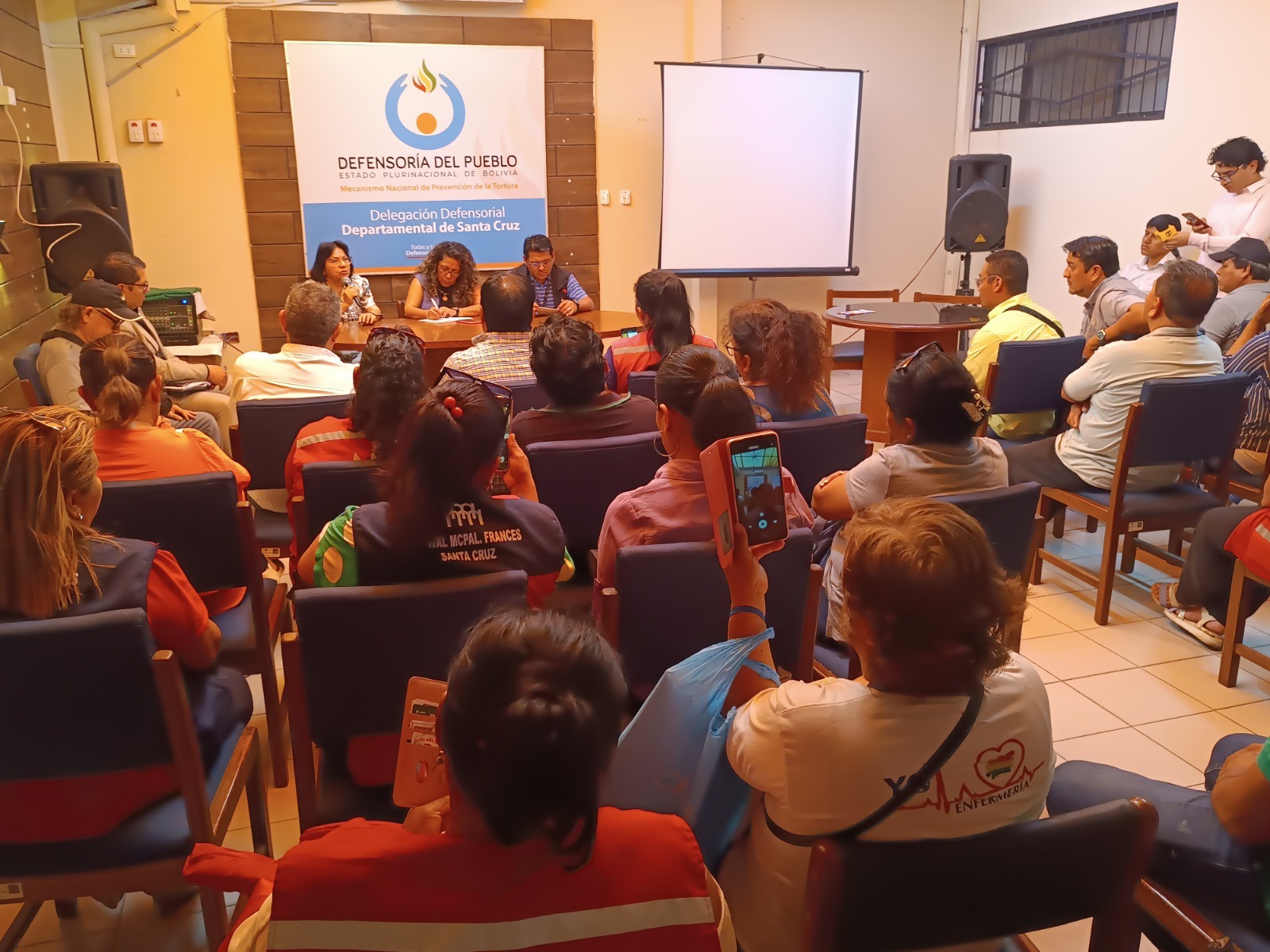 SALUD: DEFENSORÍA DEL PUEBLO, LLAMÓ LA ATENCIÓN A LA GOBERNACIÓN Y A LOS TRABAJADORES DE SALUD Y A ESTOS ULTIMOS  RECONSIDERAR SUS MEDIDAS Y ADVIRTIÓ QUE SE ESTARÍA ENTRADO EN UN RETROCESO DEL DIALOGO .