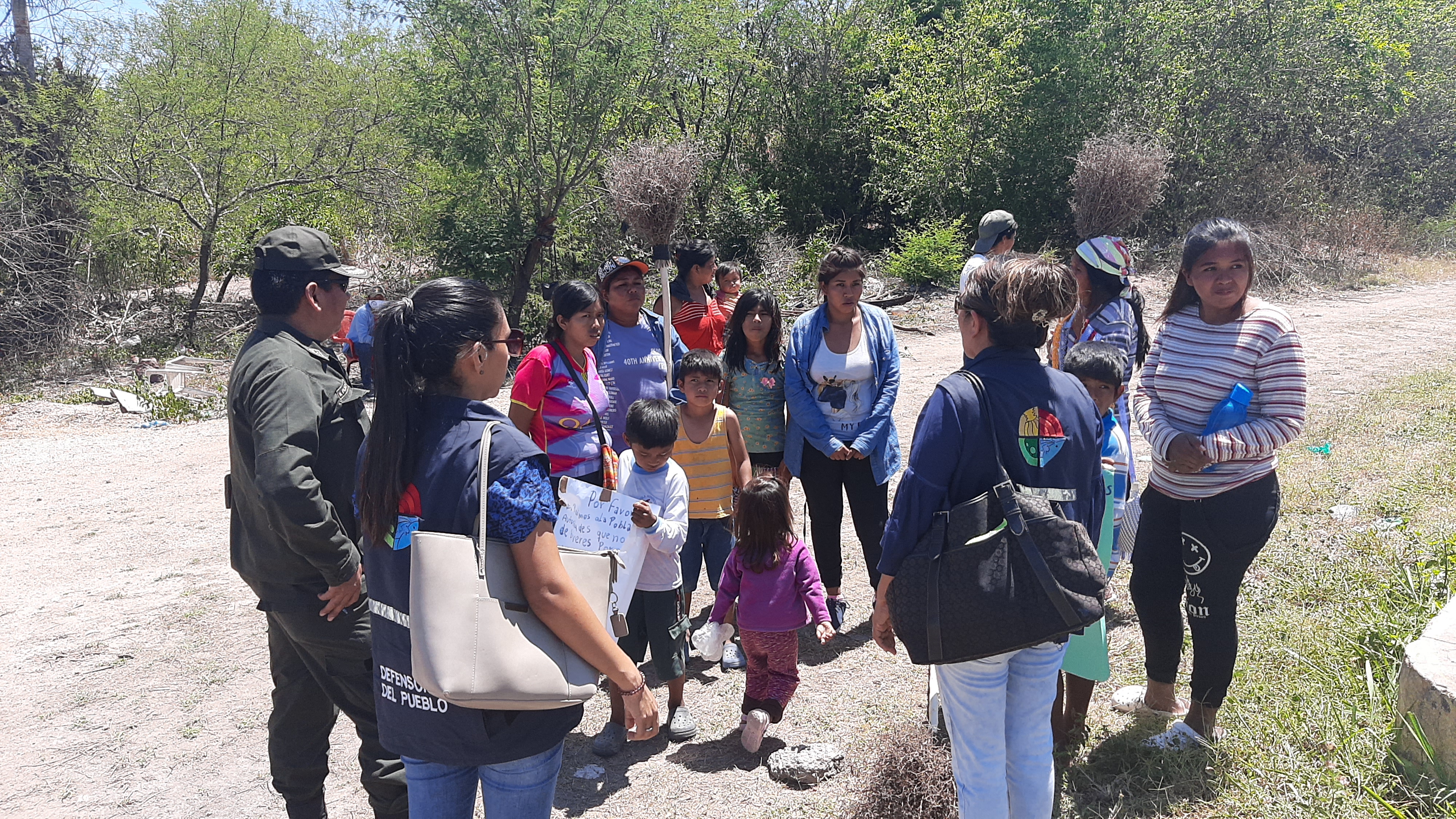 LA DEFENSORIA DEL PUEBLO EN PUERTO SUAREZ DIALOGA CON LAS PERSONAS DEL PUEBLO INDIGENA AYOREO QUE SE ENCONTRABAN BLOQUEANDO LA CARRETERA BIOCEANICA Y PERSUADE PARA QUE RETORNEN A SU COMUNIDAD A FIN DE EVITAR ALGUNA CONFRONTACIÓN