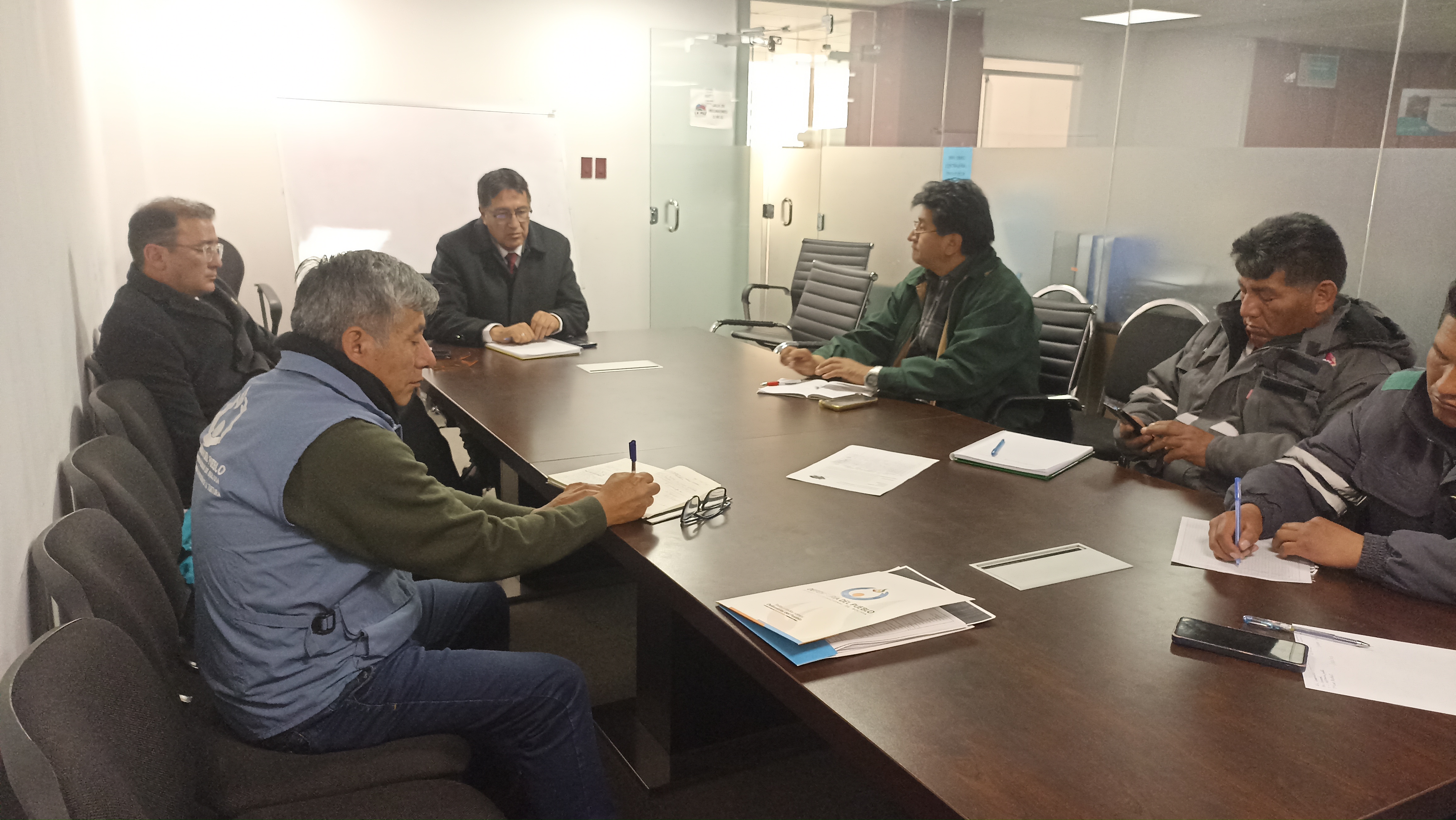 DEFENSORÍA DEL PUEBLO PARTICIPA EN LA FIRMA DE ACUERDOS ENTRE TRABAJADORES DEL RELLENO SANITARIO DE SAK’A CHURU Y EL GOBIERNO MUNICIPAL DE LA PAZ