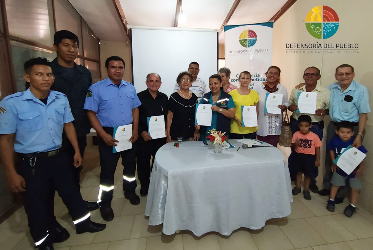 DEFENSORIA DEL PUEBLO BRINDA RECONOCIMIENTOS A VOLUNTARIOS EN SU DÍA