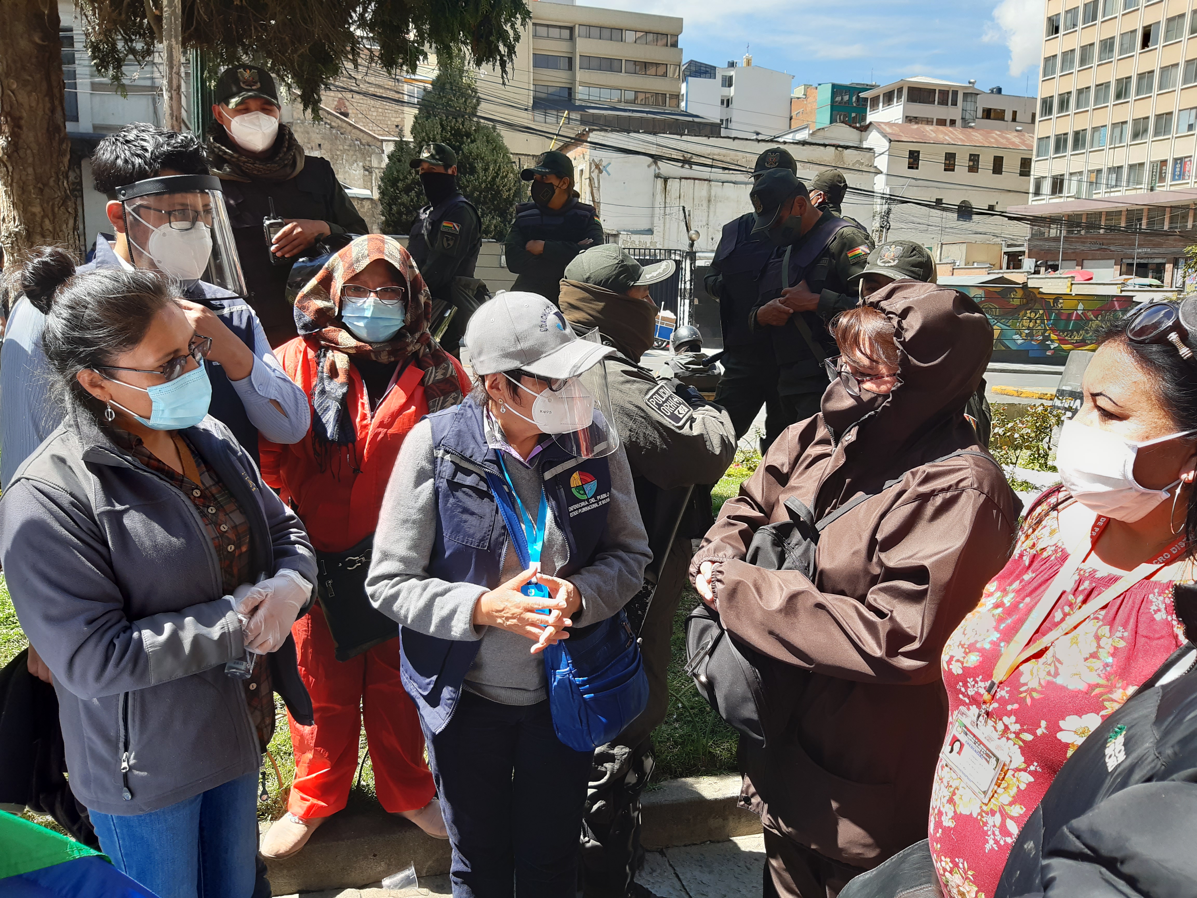 DEFENSORÍA DEL PUEBLO GESTIONA DIÁLOGO ENTRE LA ALCALDÍA PACEÑA Y PADRES DE FAMILIA QUE EXIGEN LA CANASTA ESTUDIANTIL