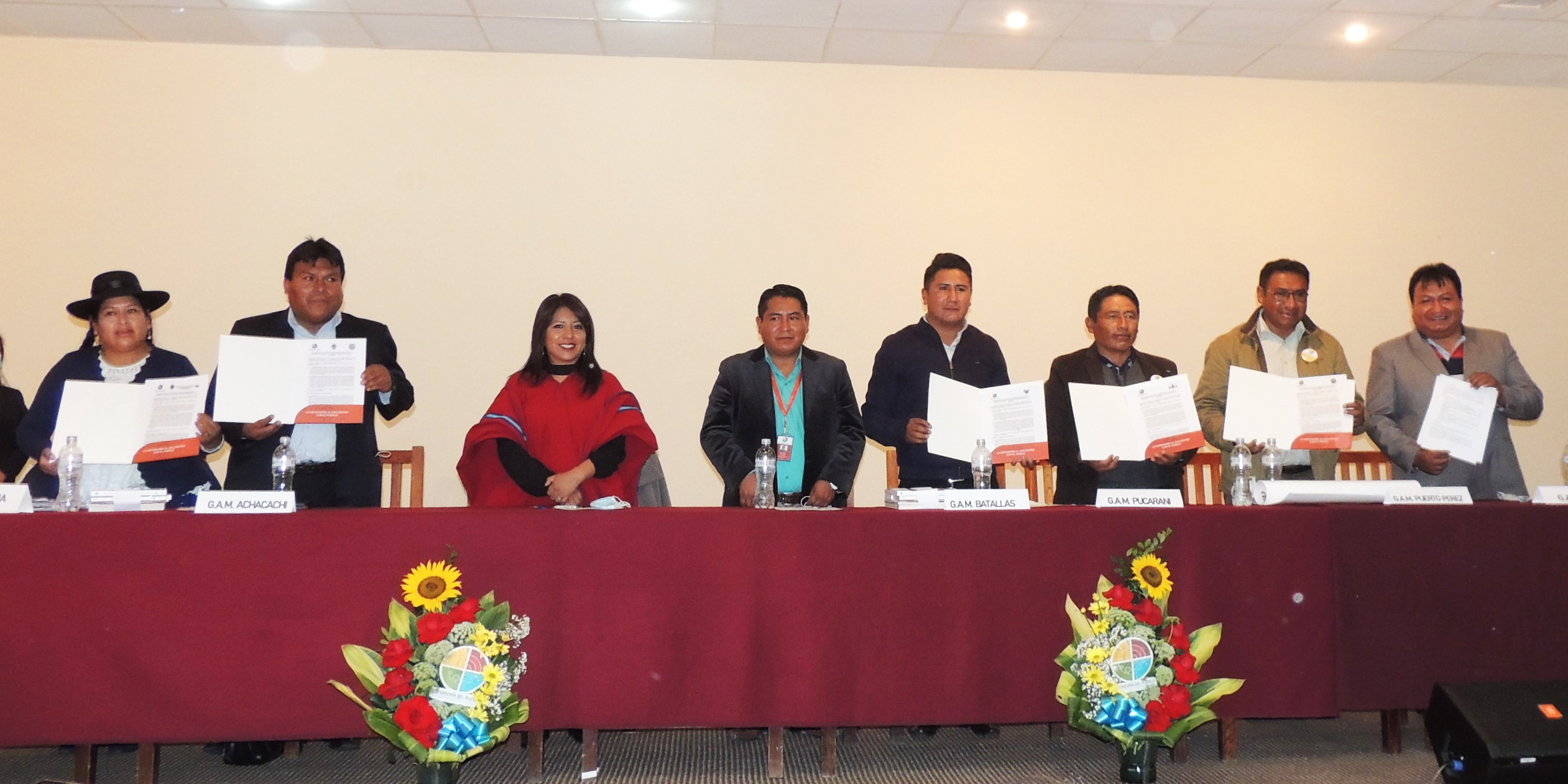 Defensora del Pueblo Nadia Cruz firma convenio de cooperación con seis autoridades municipales del departamento de La Paz para el fortalecimiento de los servicios municipales de atención a las poblaciones vulnerables