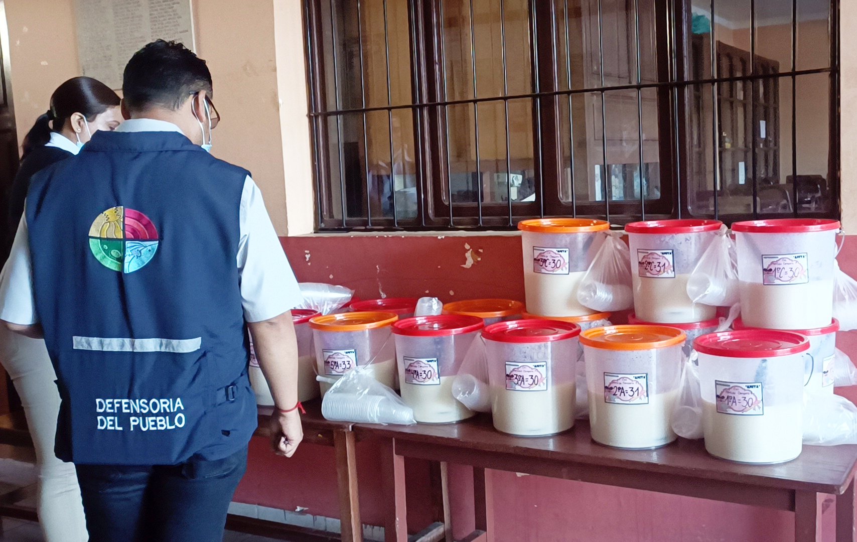 DELEGACIÓN DEFENSORIAL DETECTA IRREGULARIDADES EN LA ENTREGA DE ALIMENTACIÓN COMPLEMENTARIA EN COLEGIOS DE TARIJA