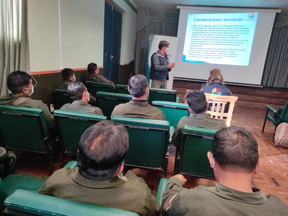 DEFENSORÍA DEL PUEBLO EN ORURO CAPACITA A EFECTIVOS DEL BATALLÓN DE SEGURIDAD FÍSICA