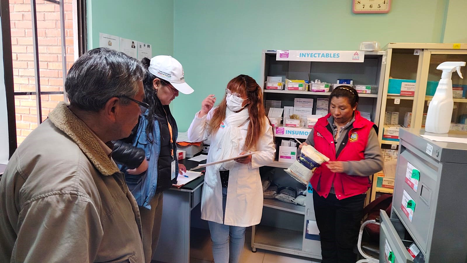 DEFENSORÍA DEL PUEBLO VERIFICA LA DOTACIÓN DEL COMPLEMENTO NUTRICIONAL CARMELO A PERSONAS ADULTAS MAYORES EN EL ALTO