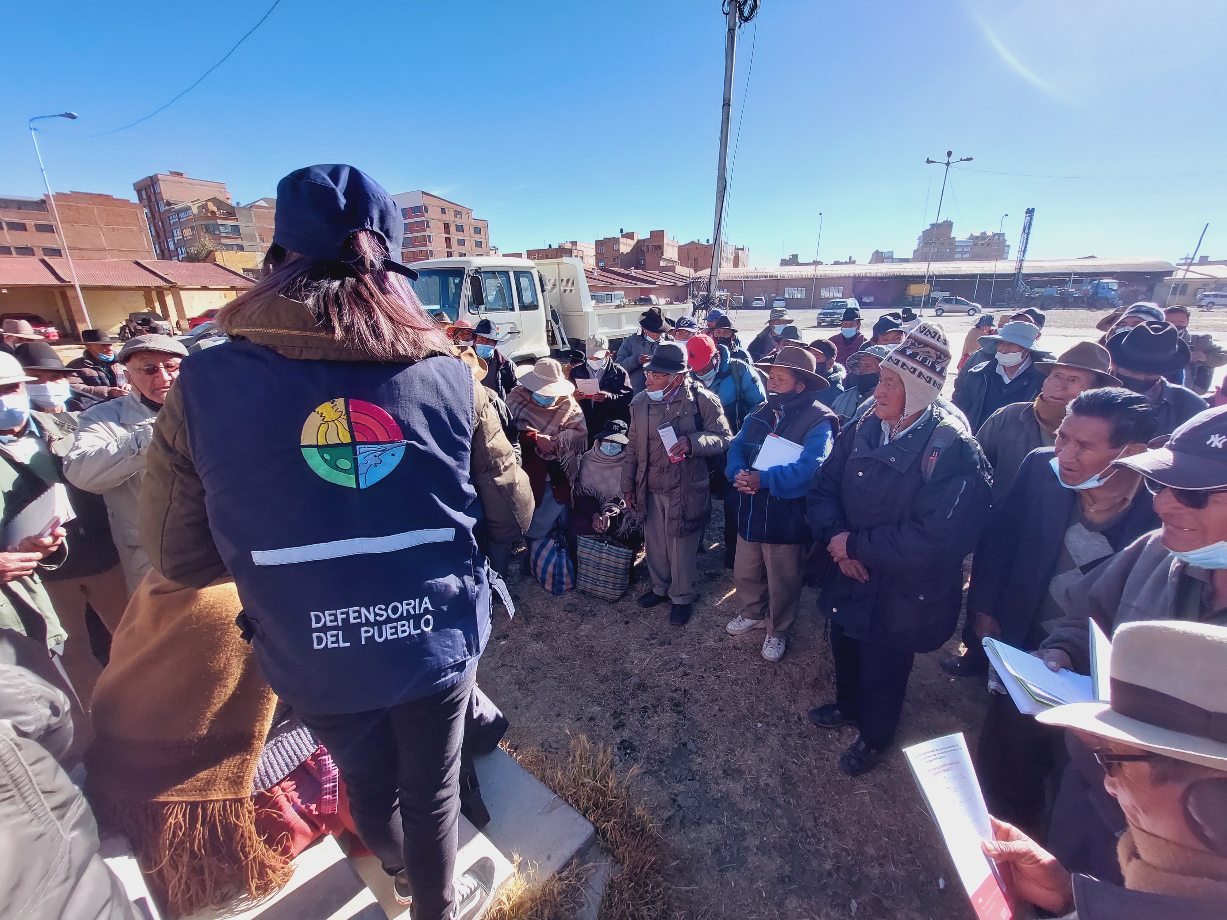 Guía de Trámites elaborada por la Defensoría del Pueblo es socializada a la Asociación de Personas Adultas Mayores de El Alto