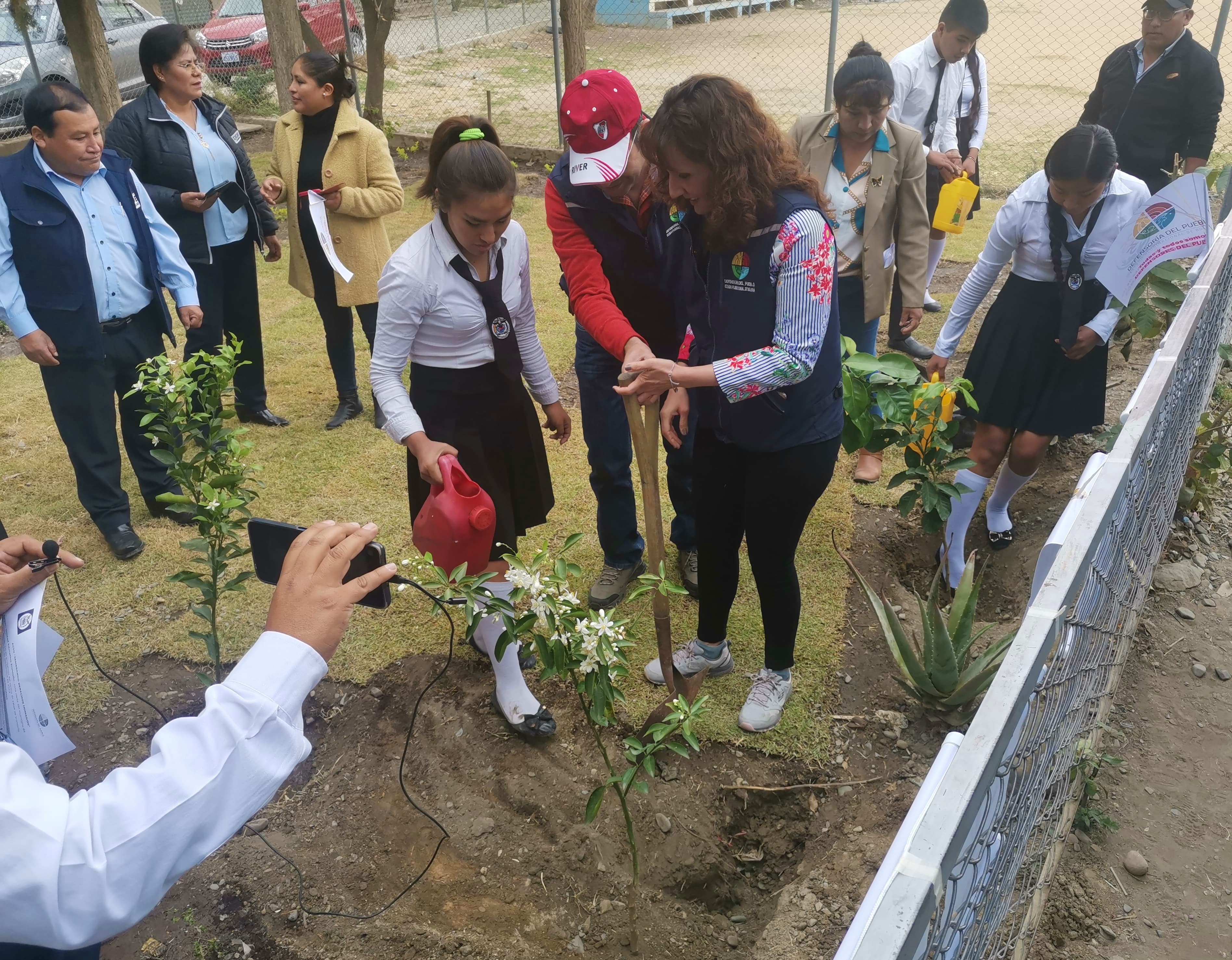 CON SEMBRADO DE PLANTINES DEFENSORÍA DEL PUEBLO EN COCHABAMBA INICIA ACTIVIDADES POR SU 25 ANIVERSARIO Y LOS 75 AÑOS DE LA DECLARACIÓN UNIVERSAL DE LOS DERECHOS HUMANOS