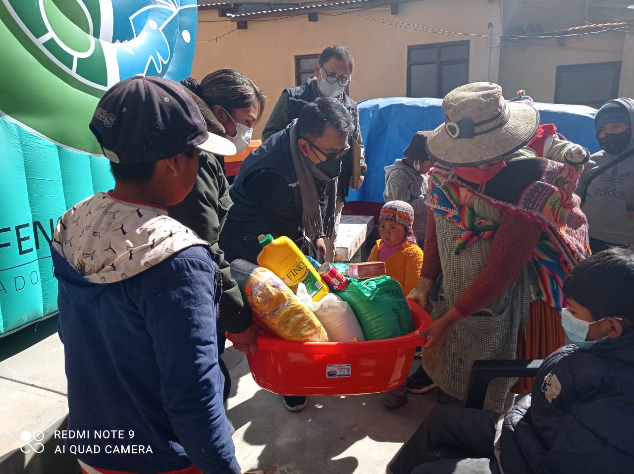 DEFENSORIA DEL PUEBLO Y VIVACE PIANO (EE. UU.) ENTREGAN ALIMENTOS A NIÑOS TRABAJADORES DE CALLE