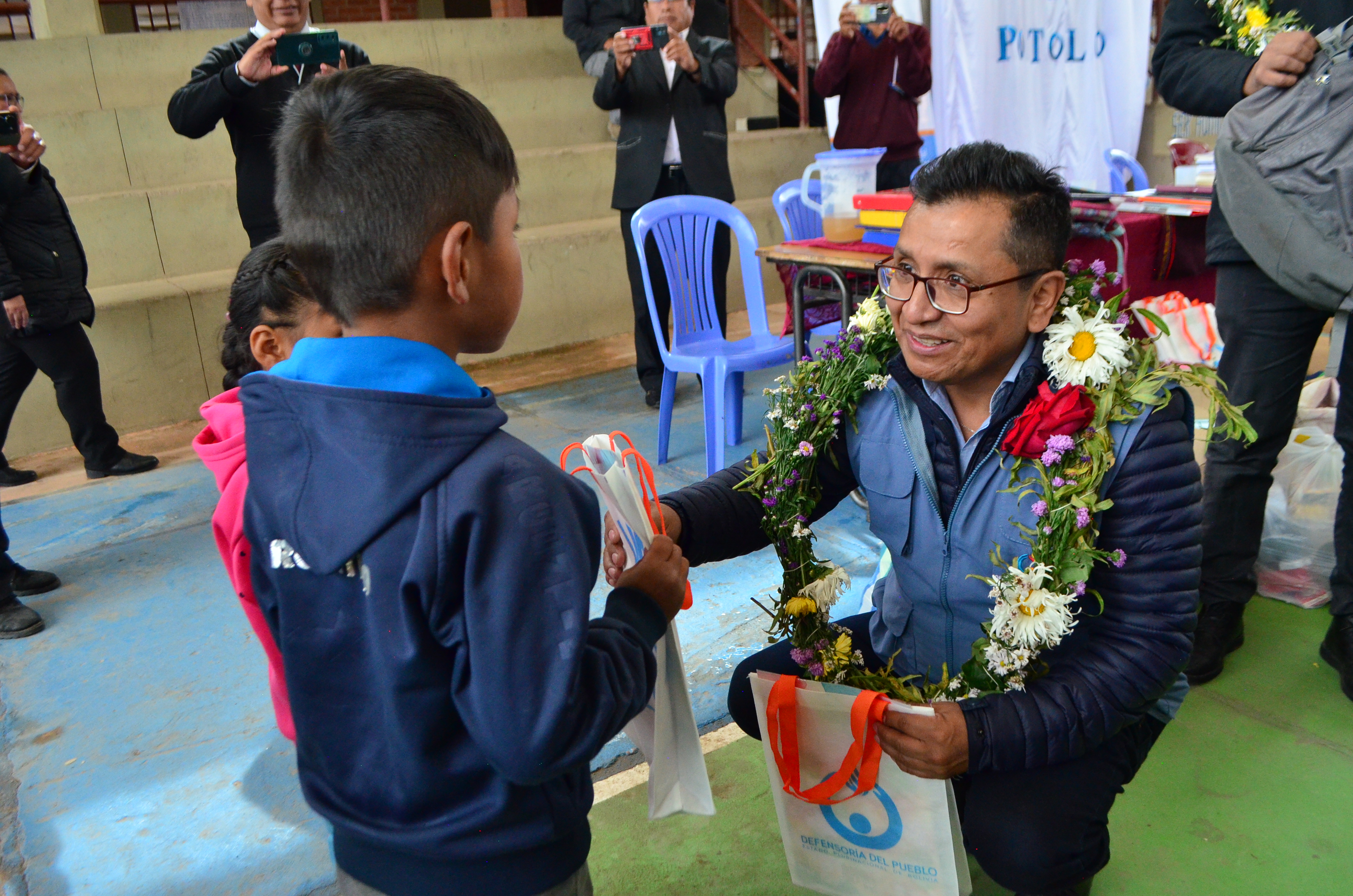 Defensoría del Pueblo y Dirección Distrital de Educación de Sucre entregan material escolar a estudiantes de Potolo