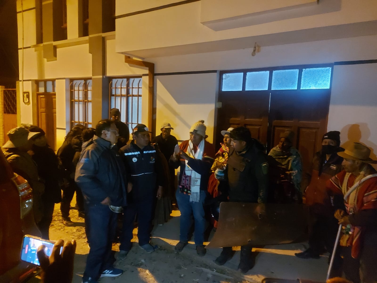 OPORTUNA ACCIÓN DE LA DEFENSORÍA DEL PUEBLO PERMITE LIBERACIÓN DE DOS POLICÍAS RETENIDOS TRAS ENFRENTAMIENTOS POR EL DESBLOQUEO EN CARACOLLO