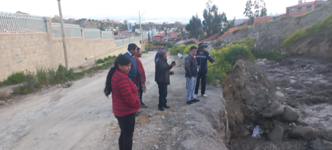 Defensoría del Pueblo gestiona 100 gaviones y maquinaria pesada para estabilizar los suelos de Callapa, Caliri e Irpavi III