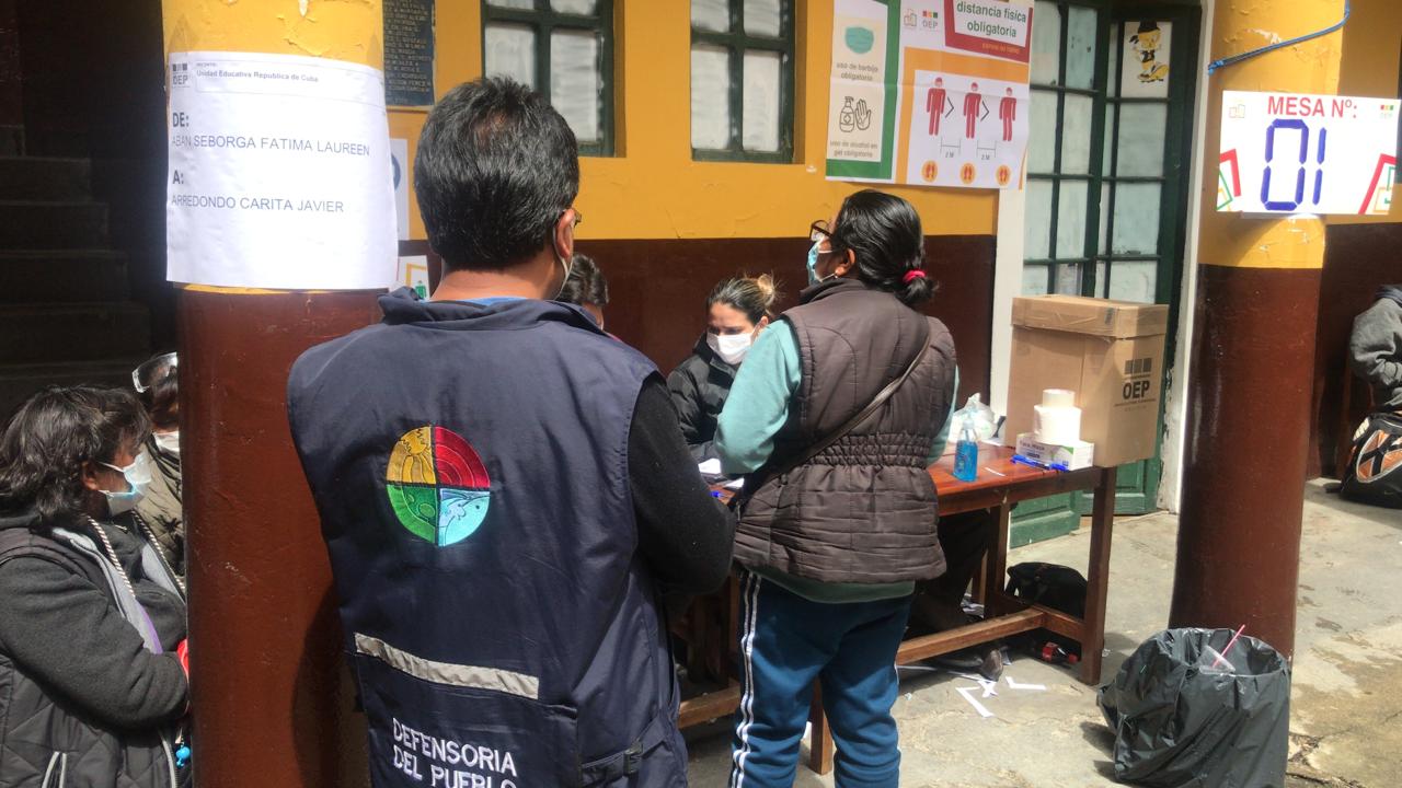 Defensoría del Pueblo verifica 271 recintos electorales y evidencia largas filas sin distanciamiento social, demora en apertura de mesas y aglomeración