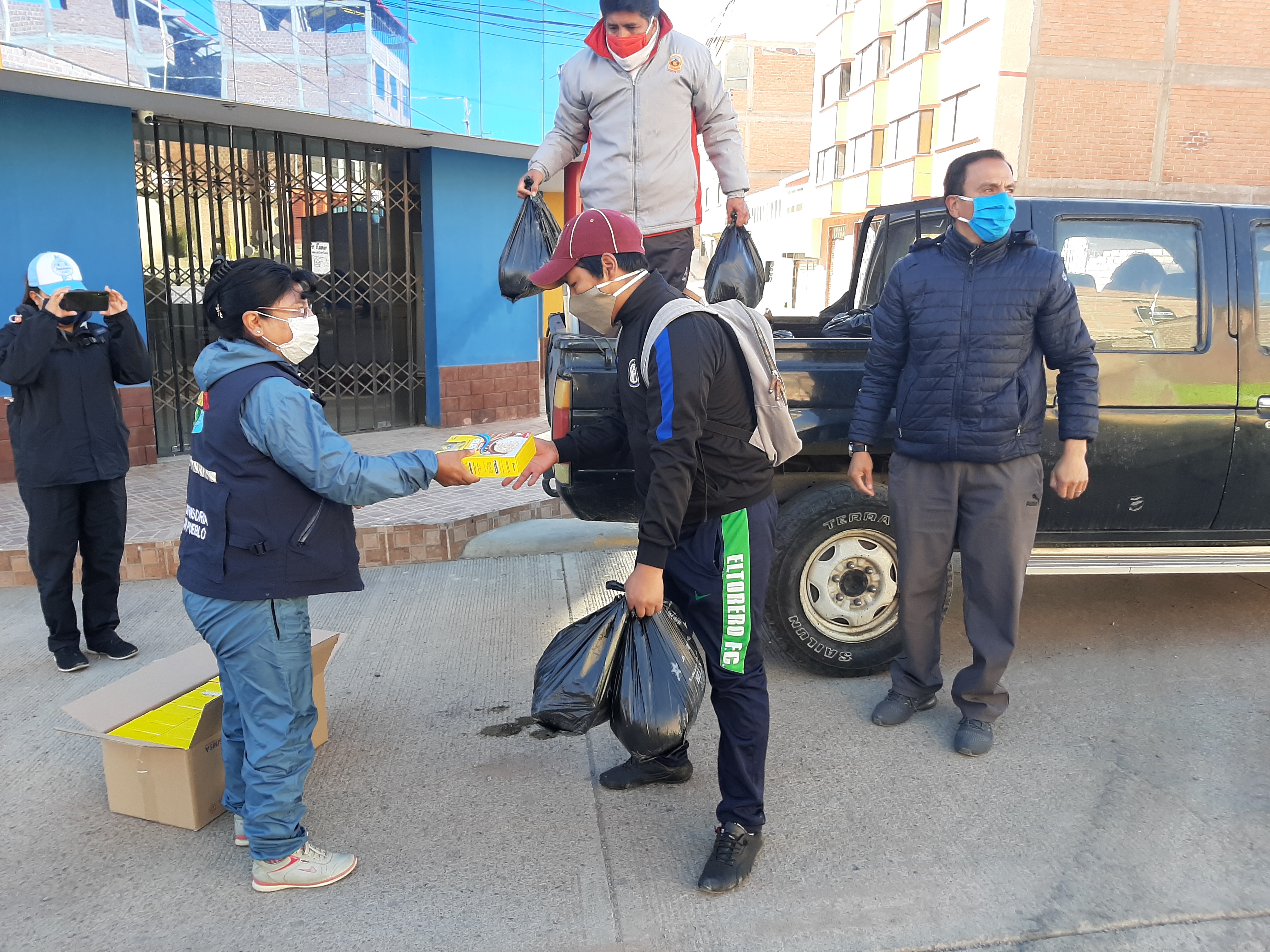 DELEGACIÓN DEFENSORIAL POTOSÍ Y COLEGIO FRANCISCANO LLEVARON AYUDA SOLIDARIA A POBLACIONES AFECTADAS ECONÓMICAMENTE POR LA EMERGENCIA SANITARIA