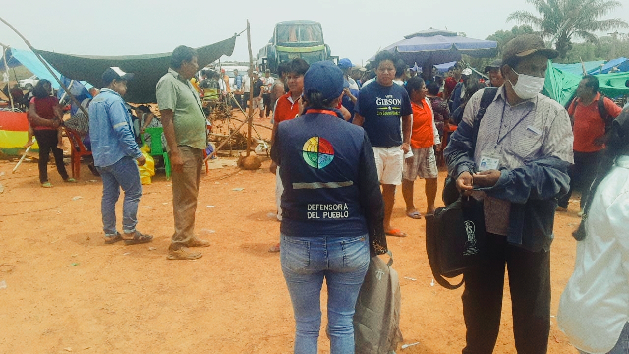 DEFENSORÍA DEL PUEBLO INTERVIENE EN PUNTO DE BLOQUEO DEL SECTOR CAMPESINO LOGRANDO ENTENDIMIENTO ENTRE EL SECTOR CAMPESINO Y TRANSPORTISTAS PARA EL PASO DE AMBULANCIAS Y CAMIÓN DE OXÍGENO