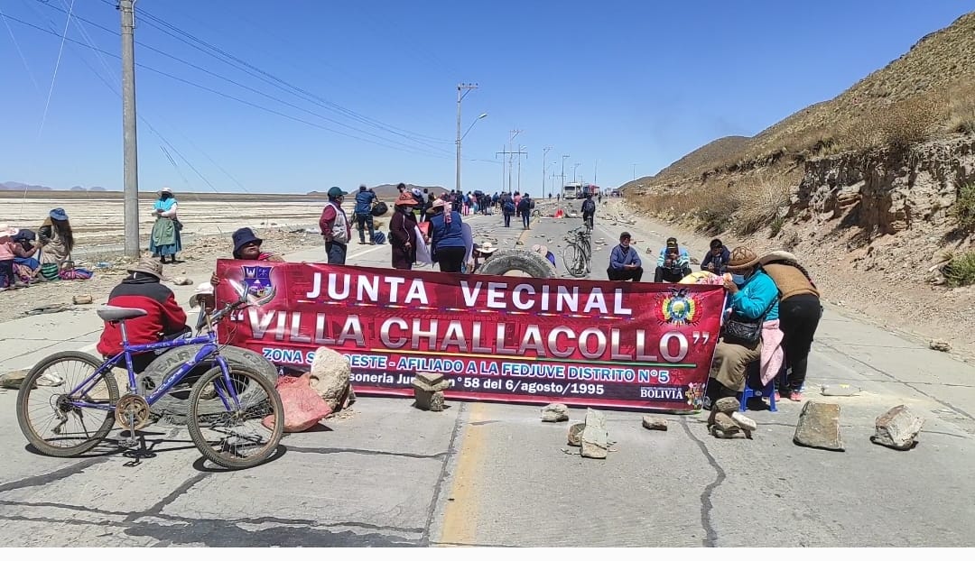 DEFENSORÍA DEL PUEBLO MEDIA CONFLICTO Y LOGRA SUSPENSIÓN DEL BLOQUEO DE LA CARRETERA INTERNACIONAL ORURO – PISIGA