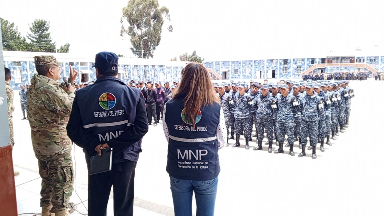 A DENUNCIA DE PADRES DE FAMILIA, LA DEFENSORÍA DEL PUEBLO ATIENDE CASO DE PRESUNTOS COBROS IRREGULARES AL INTERIOR DE LA FAB A HORAS DEL LICENCIAMIENTO 2023