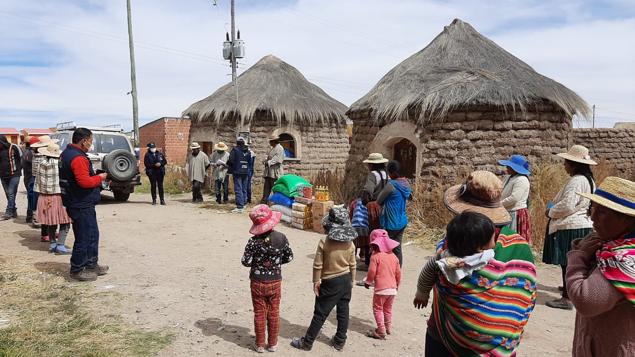 DELEGACIÓN DEFENSORIAL DE ORURO ENTREGÓ AYUDA A LA COMUNIDAD DE LLAPALLAPANI DE LA NACIÓN URUS DEL LAGO POOPÓ