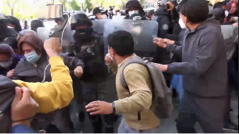 Defensoría del Pueblo condena violenta represión policial contra trabajadores de Abya Yala y las restricciones al trabajo periodístico