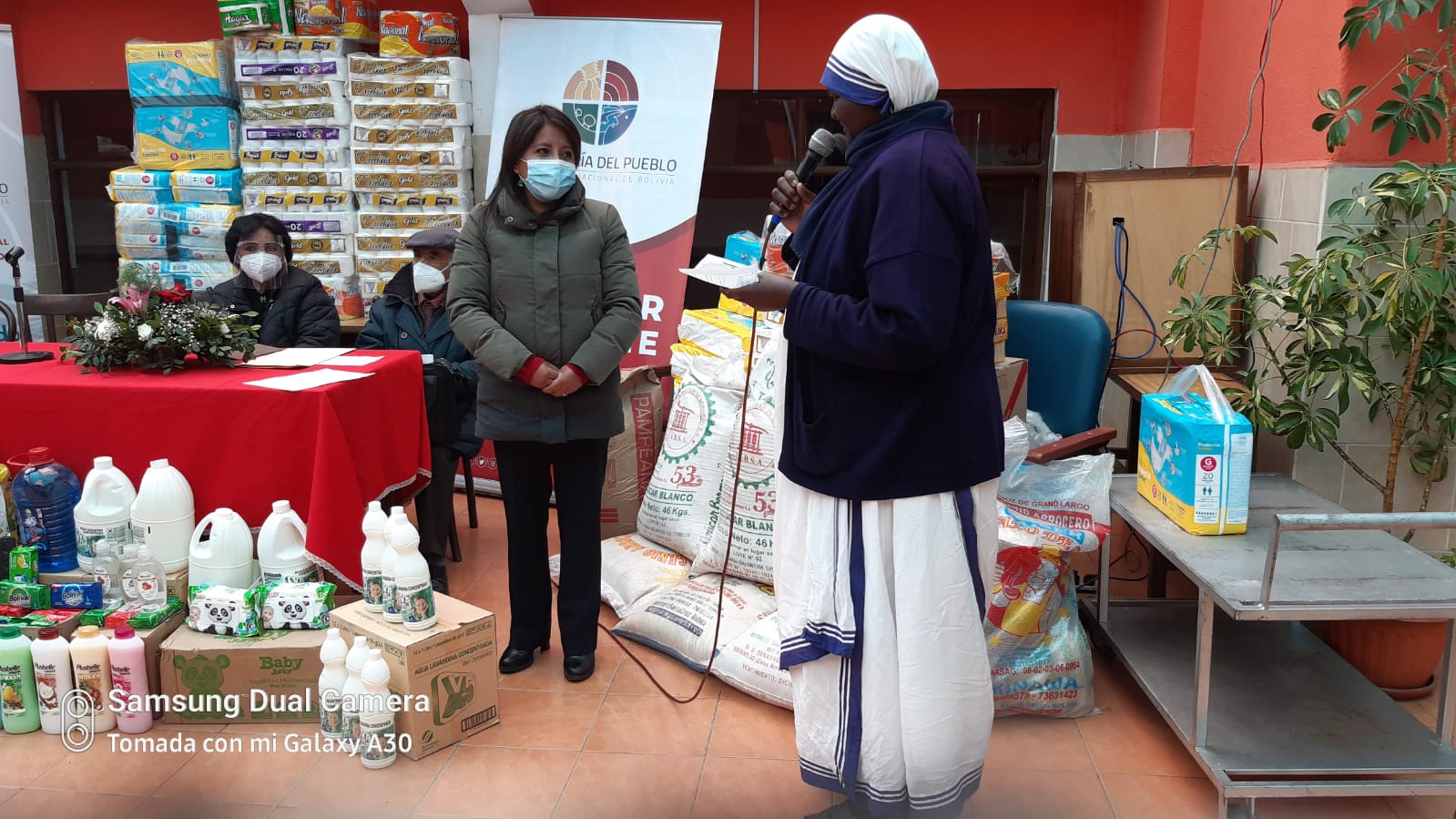 DEFENSORÍA DEL PUEBLO ENTREGA AYUDA HUMANITARIA AL HOGAR DE ANCIANOS SAN ROQUE DE LA CIUDAD DE POTOSÍ