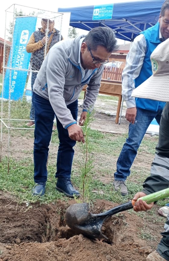 DEFENSOR DEL PUEBLO DESARROLLA UN ACTO DE DESAGRAVIO A LA MADRE TIERRA EN ALDEAS S.O.S. ORURO