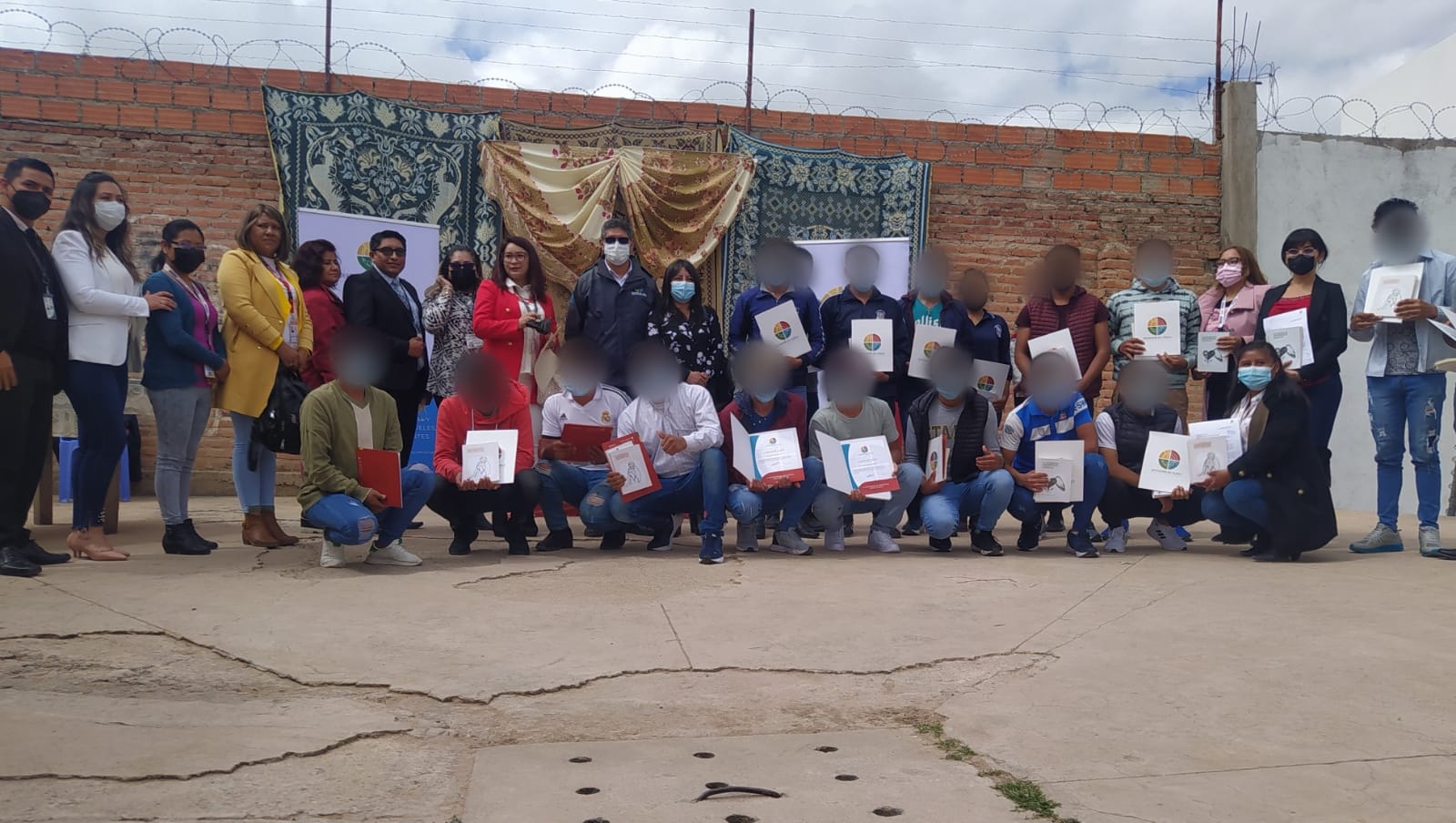 En Sucre, la Defensoría del Pueblo entrega certificados de reconocimiento a los adolescentes que participaron en el programa "Reescribiéndonos"