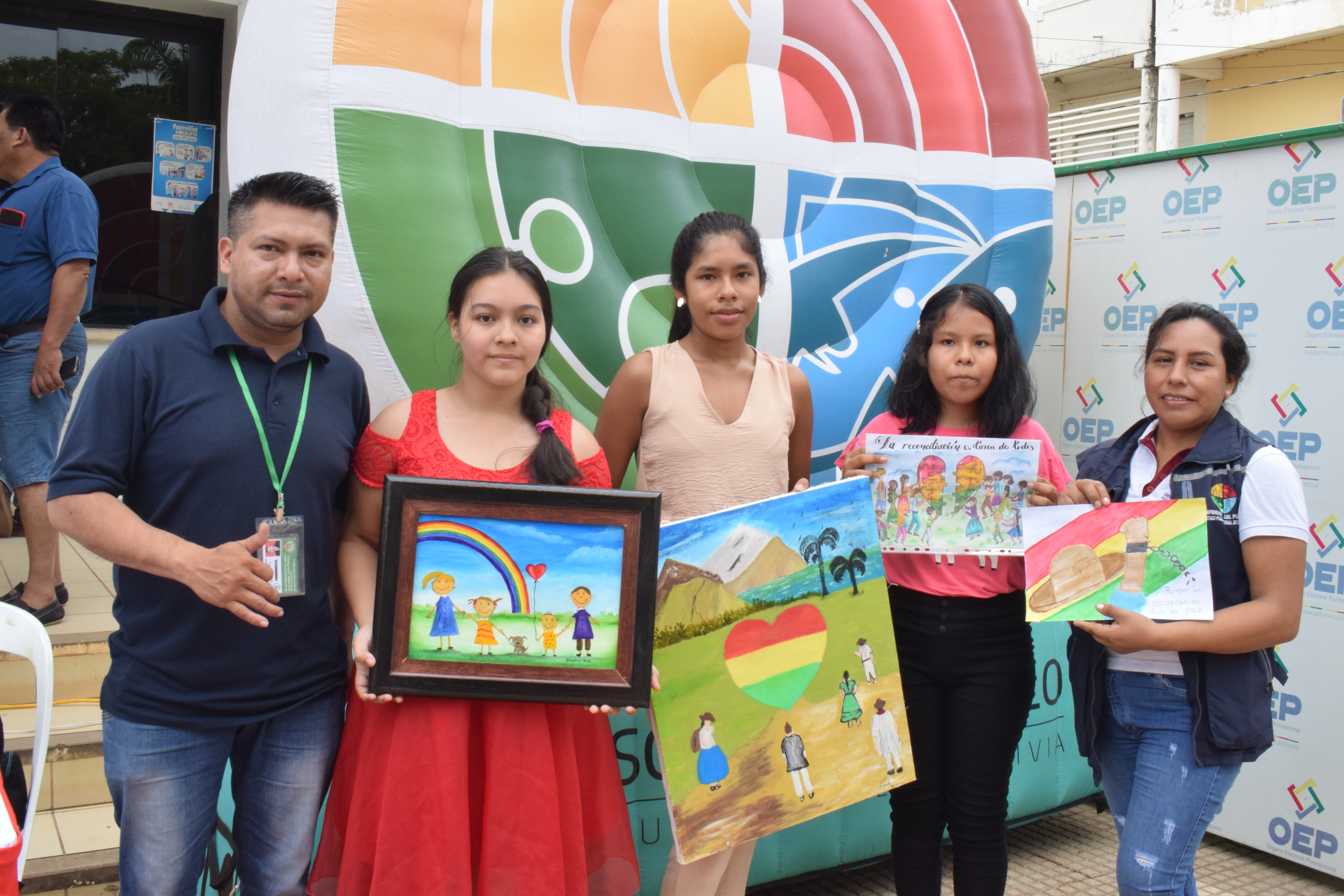 GANADORES DEL CONCURSO DE PINTURA “POR LA CONVIVENCIA PACÍFICA Y RECONCILIACIÓN” SON PREMIADOS POR LA DEFENSORÍA DEL PUEBLO