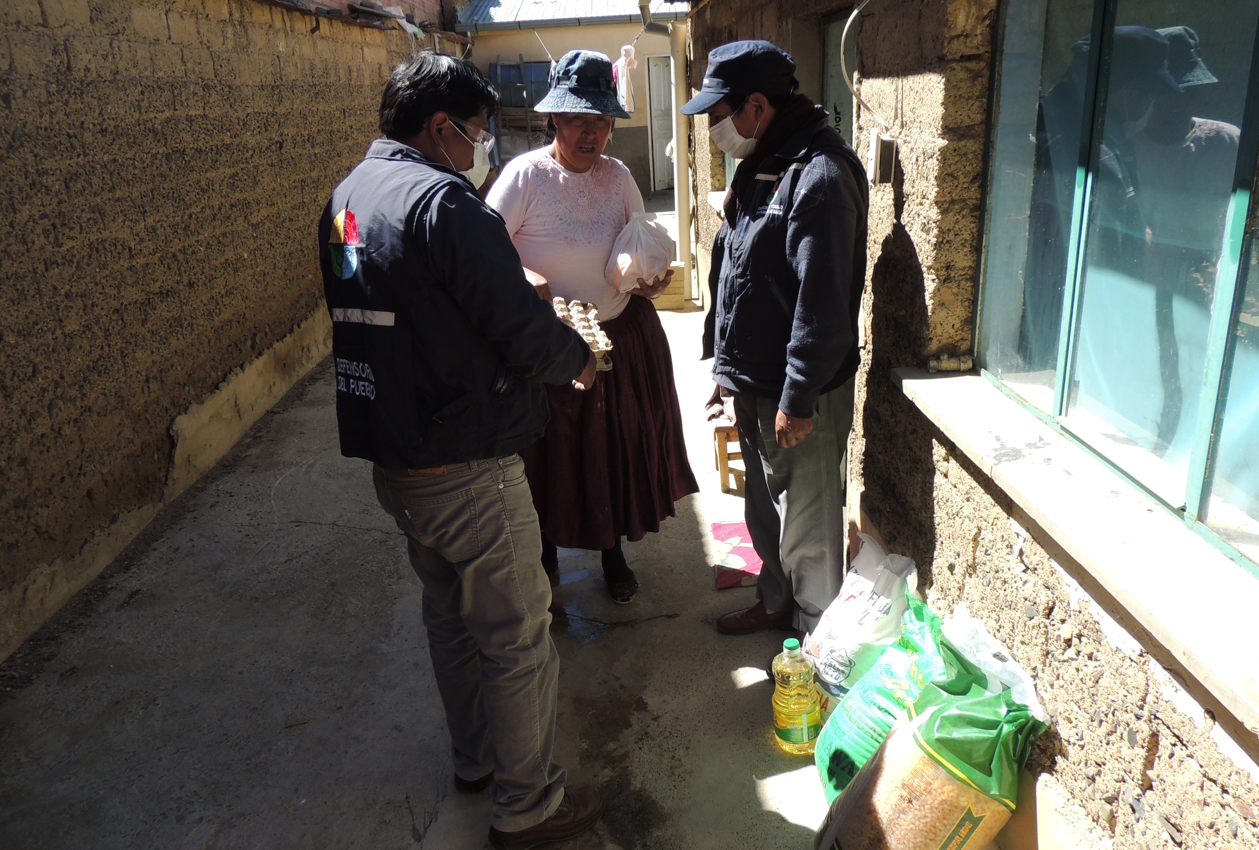 DEFENSORÍA DEL PUEBLO CONTINÚA CON LA ENTREGA DE AYUDA SOLIDARIA A FAMILIAS VULNERABLES DE EL ALTO