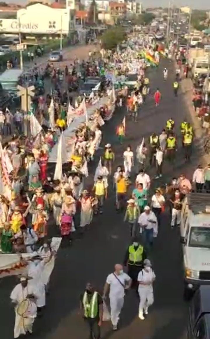 La marcha de los pueblos indígenas del oriente de Bolivia alrededor de las 18:30 llegó a la zona de Pampa de la Isla, Km 12 Carretera a Cotoca, Restaurant  "Los Mángales" en una cantidad de aproximadamente, 600 Personas. Acompañan la marcha aproximadament