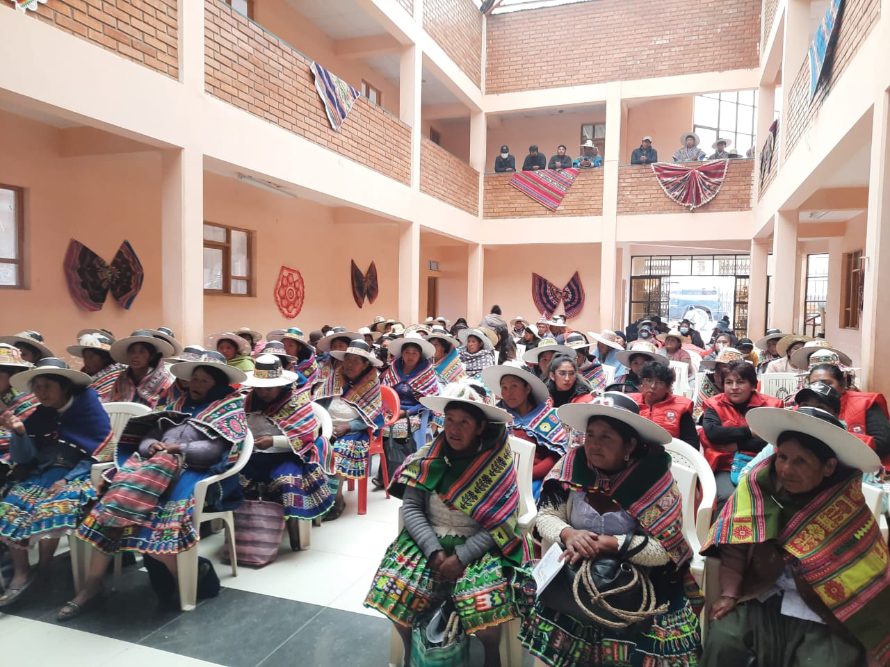 DEFENSORÍA DEL PUEBLO DESARROLLA TALLER DE EMPODERAMIENTO A MAMA T´ALLAS DE AYLLUS DE UNCÍA