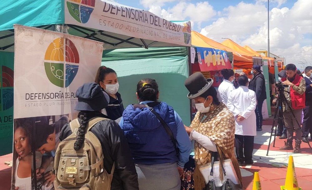 Defensoría del Pueblo participa en la Feria del Día Internacional de Lucha Contra el Sida en la urbe alteña