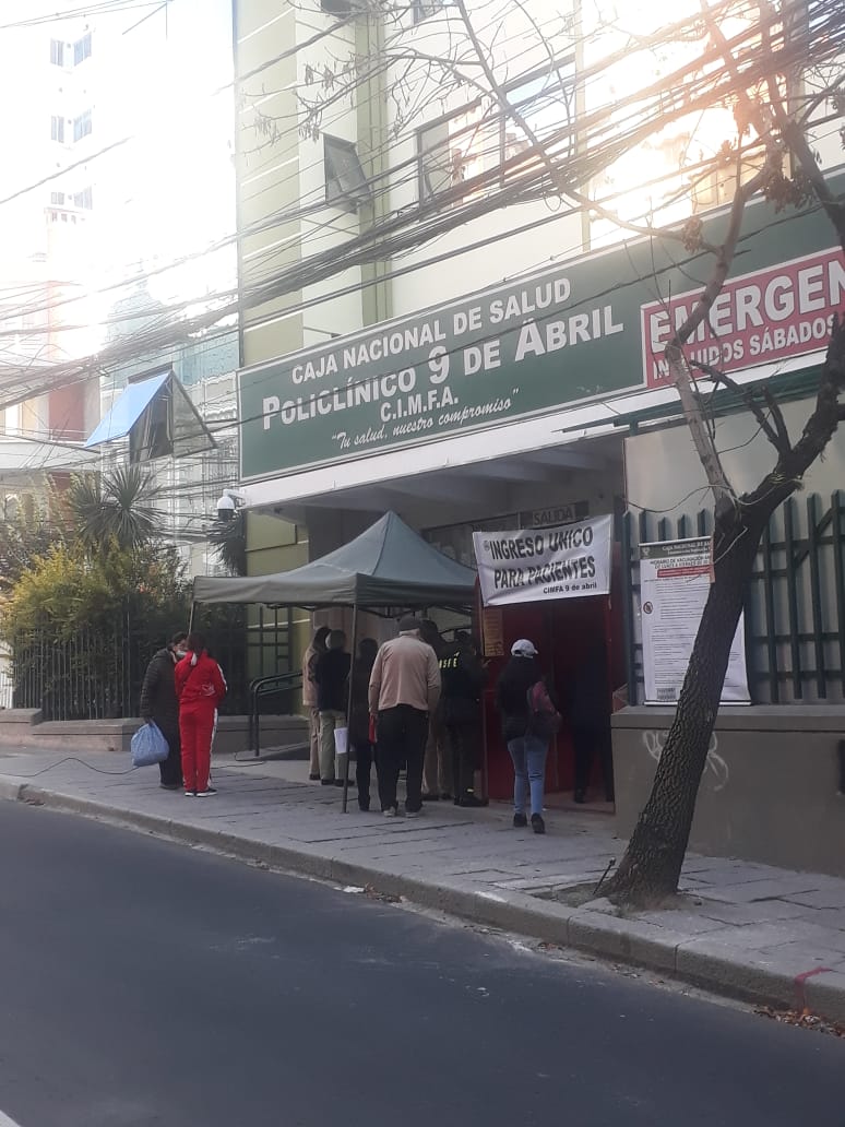 La Defensoría del Pueblo verificó el proceso de vacunación para adultos mayores en la Caja Nacional de Salud