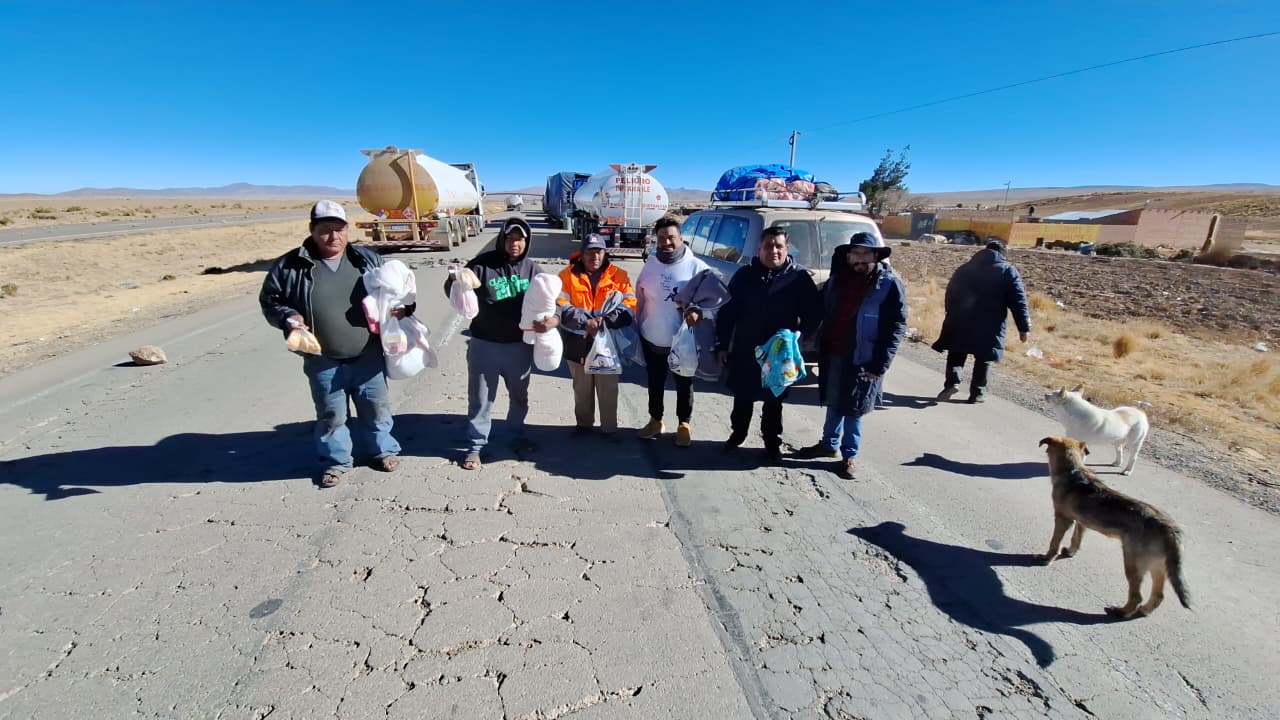 DEFENSORÍA DEL PUEBLO BRINDA ASISTENCIA HUMANITARIA Y VERIFICA CONDICIONES DE TRANSPORTISTAS AFECTADOS POR BLOQUEOS EN KONANI