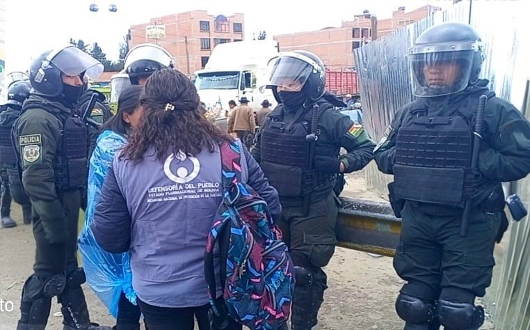 EL ALTO: DEFENSORÍA DEL PUEBLO VERIFICA DESAPODERAMIENTO EN RIO SECO Y RECUERDA QUE EJECUCIÓN DE ÓRDENES JUDICIALES DEBEN RESPETAR LOS DD.HH.